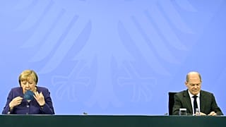 Angela Merkel távozó német kancellár és Olaf Scholz, a következő német kancellár