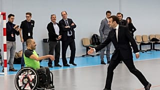 Le président français Emmanuel Macron avec un membre de l'équipe de handball handisport, à Créteil (près de Paris), le 09/01/2019