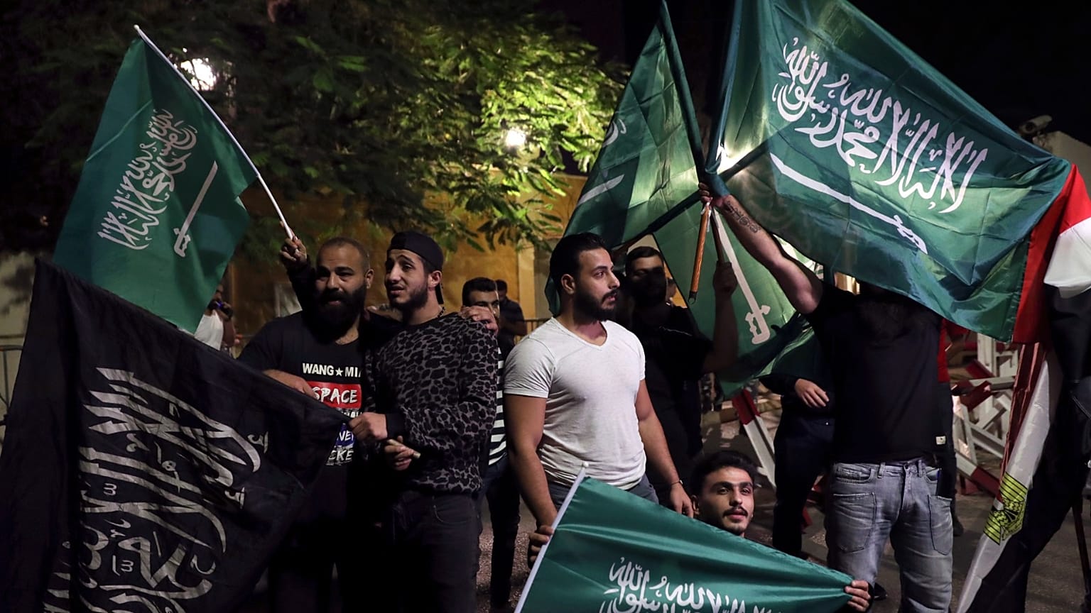 لبنانيون يرفعون أعلام السعودية خلال مسيرة لدعم المملكة ضد تصريحات وزير الإعلام اللبناني جورج قرداحي بشأن الحرب في اليمن، أمام سفارة المملكة العربية السعودية في بيروت، لبنان.