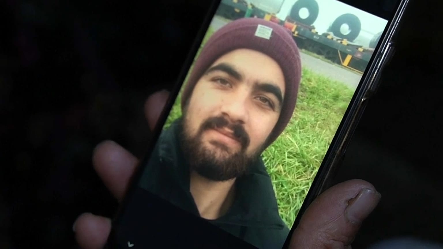 عائلة محمد حسين تخشى من أن تكون قد فقدت ابنها خلال حادثة غرق القارب في مياه القناة الانكليزية
