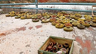 15 febbraio 2020: mine antiuomo vengono raccolte dalle truppe di ingegneria siriane dall'autostrada M5, riconquistata dalle governative ad Aleppo, in Siria