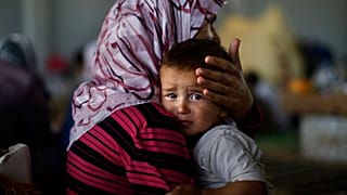 الطفل أمجد الصالح، فرت عائلته من سوريا بسبب قصف الحكومة السورية لمنزله، يأمل هو وأسرته دخول أحد مخيمات اللاجئين في تركيا، قرب بلدة اعزاز السورية، الأربعاء 5 سبتمبر 2012