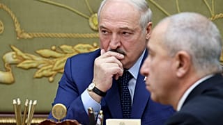 El presidente bielorruso Alexander Lukashenko asiste a una reunión en Minsk, Bielorrusia, el 22 de noviembre de 2021.