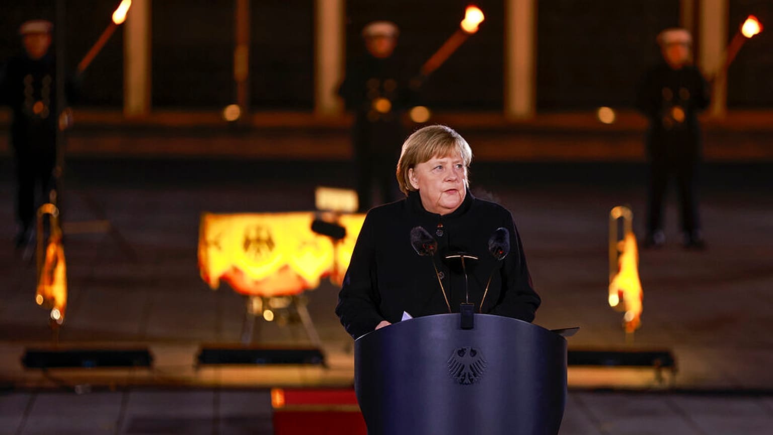Angela ;Merkel beim Großen Zapfenstreich in Berlin