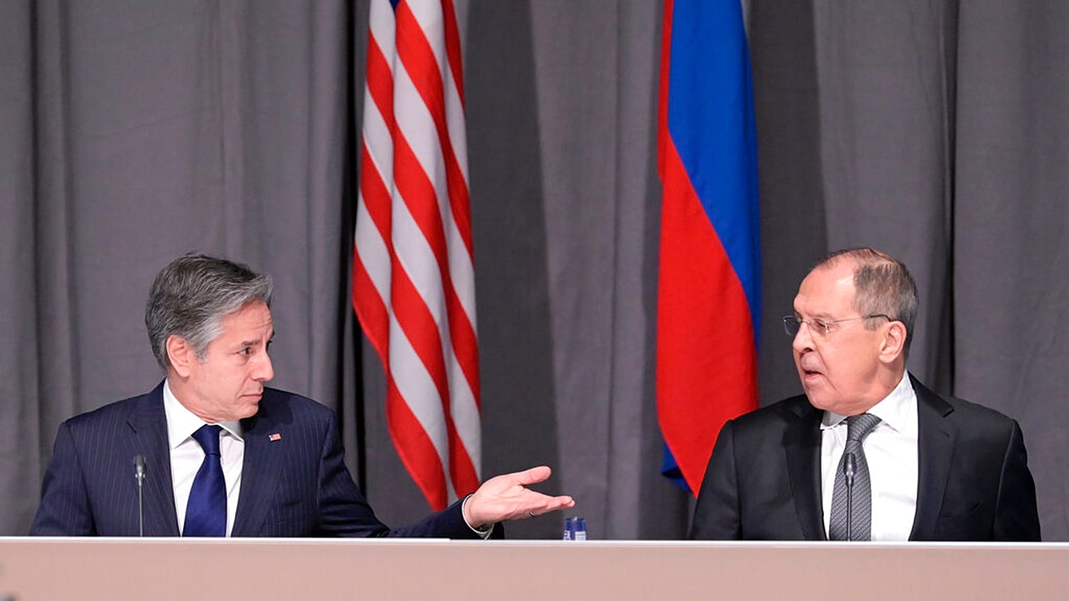 Faccia a faccia tra Blinken e Lavrov. 