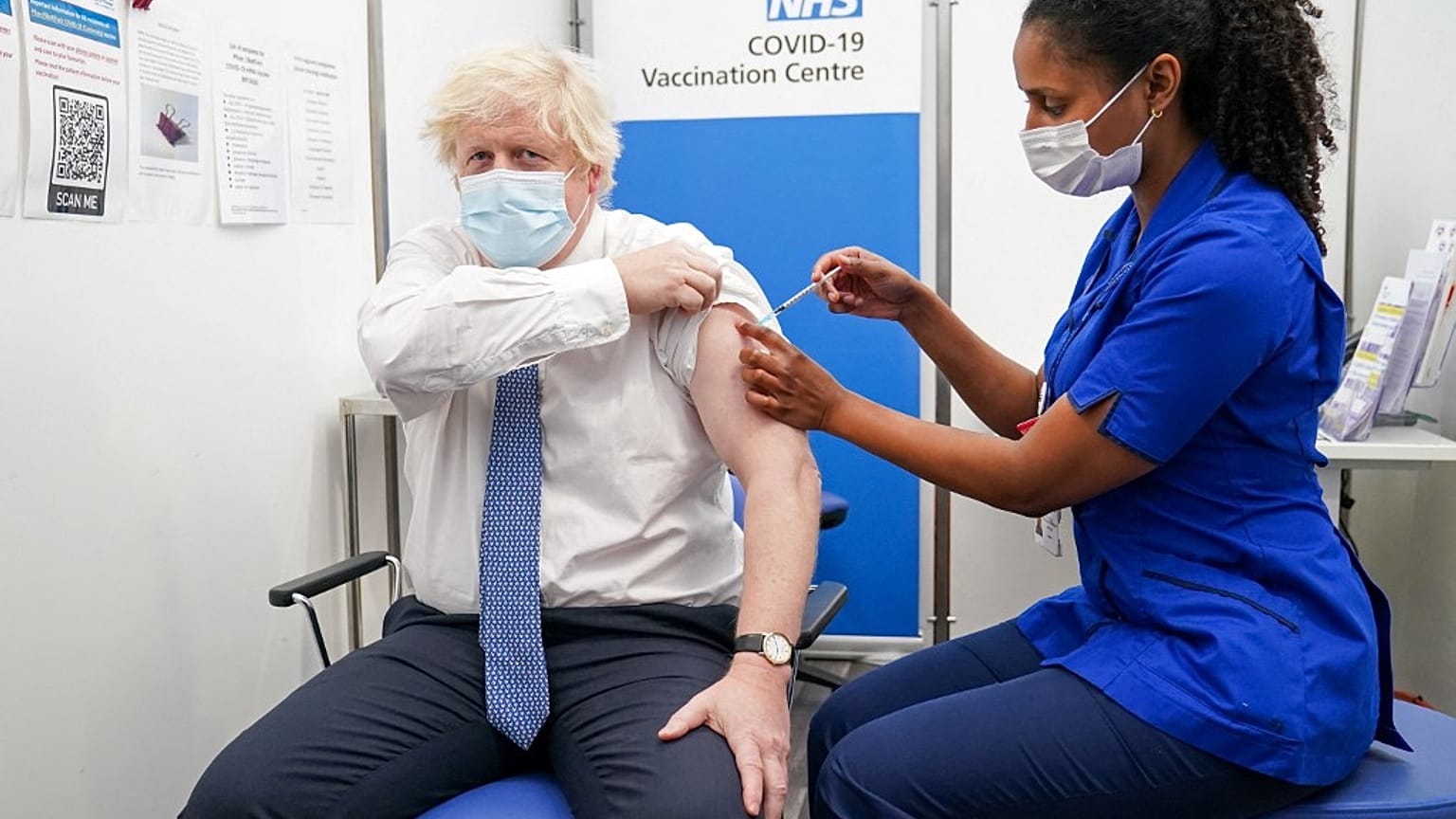 Primeiro-ministro britânico recebe dose de reforço num hospital do centro de Londres