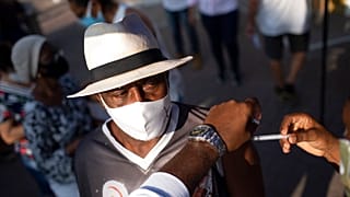 Un hombre recibe la vacuna de Sinovac en Duque de Caxias, Brasil 24/3/2021
