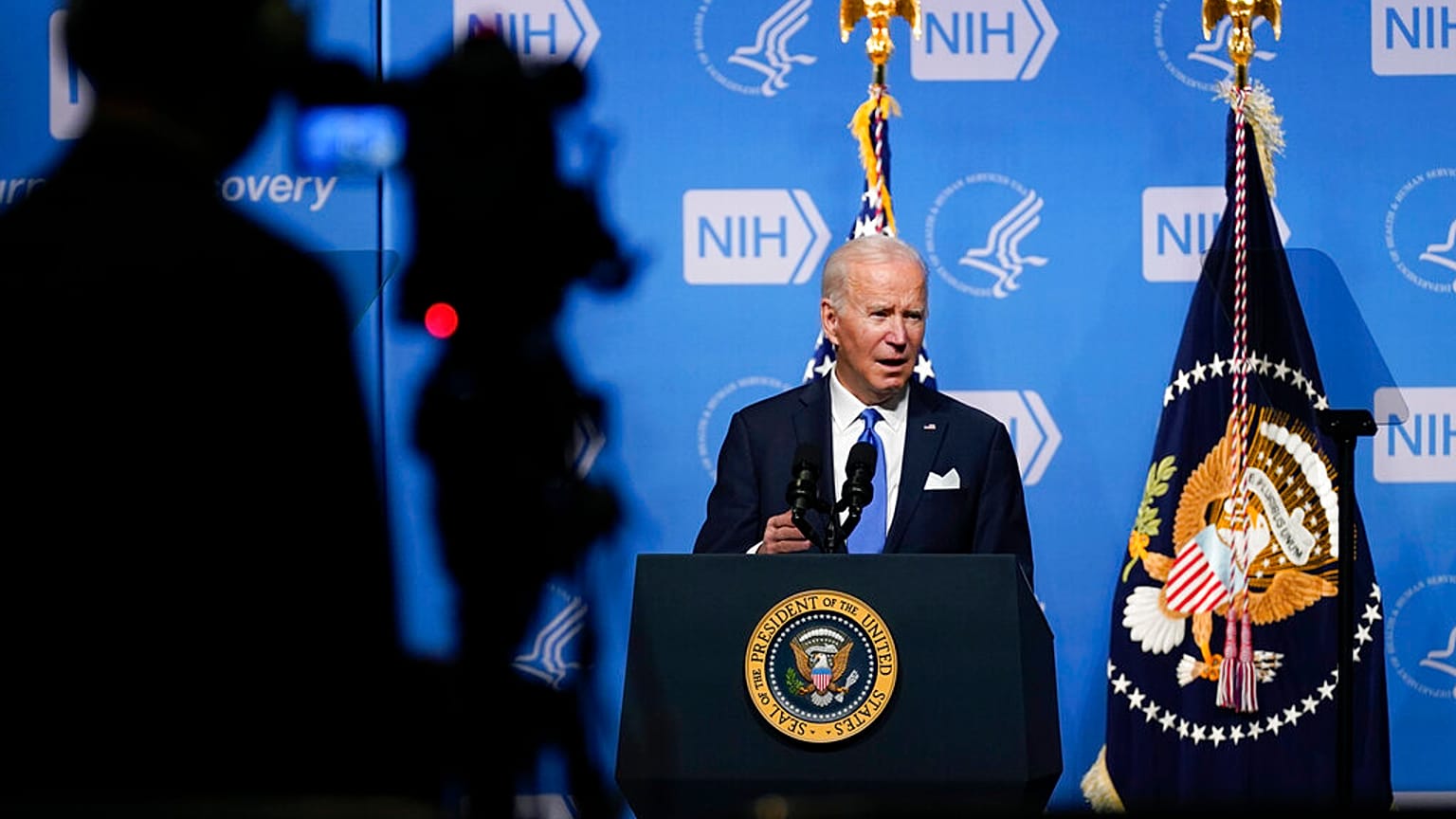 Új intézkedéseket jelentett be Joe Biden az omikron gyors amerikai terjedése miatt 