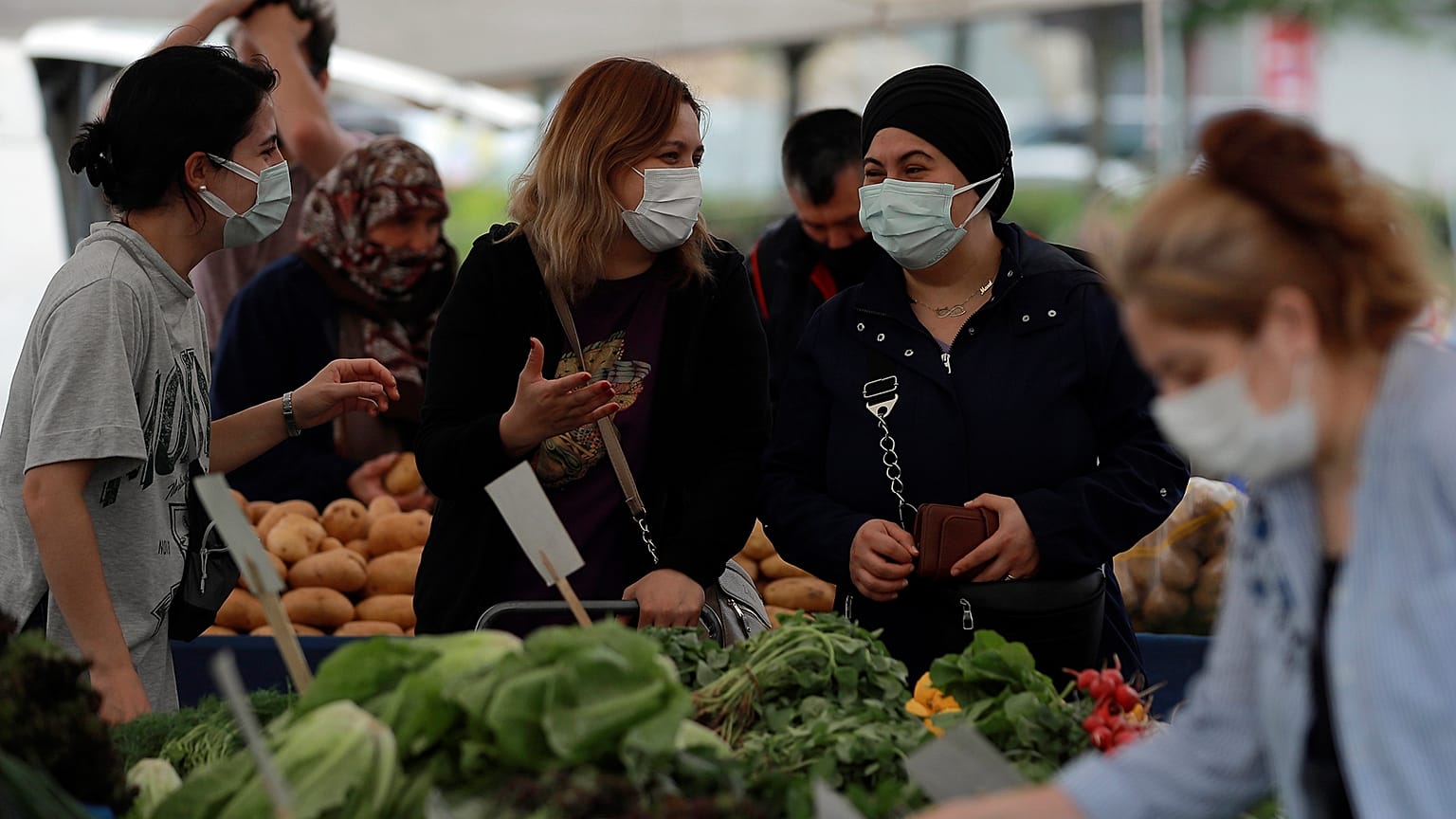 İstanbul'da bir semt pazarında alışveriş yapan vatandaşlar (arşiv) 