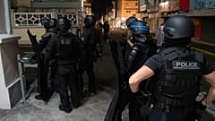 Membres des brigades anti-criminalité de la police française déployés dans un quartier de Lamentin, en Martinique, le 2 décembre 2021 
