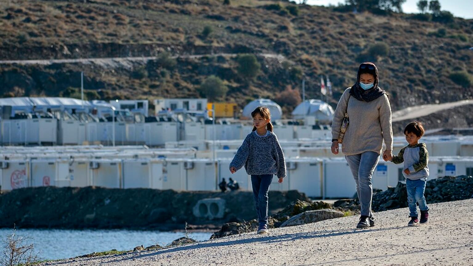 Οικογένεια μεταναστών στο καταυλισμό του Καρατεπέ της Λέσβου