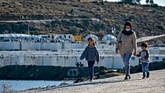 Οικογένεια μεταναστών στο καταυλισμό του Καρατεπέ της Λέσβου