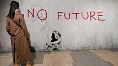 El mundo de Banksy en la Estación Central de Milán, una  inmersión en el icono del arte callejero 