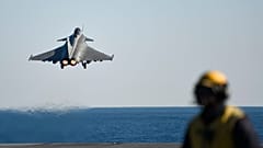Archives : décollage d'un Rafale depuis le porte-avion Charles-De-Gaulle en Méditerranée, le 09/12/2016