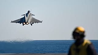 Archives : décollage d'un Rafale depuis le porte-avion Charles-De-Gaulle en Méditerranée, le 09/12/2016