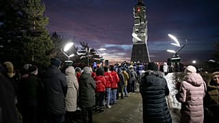 Жители Кемерово возлагают цветы к монументу "Память шахтерам Кузбасса" на девятый день трагедии