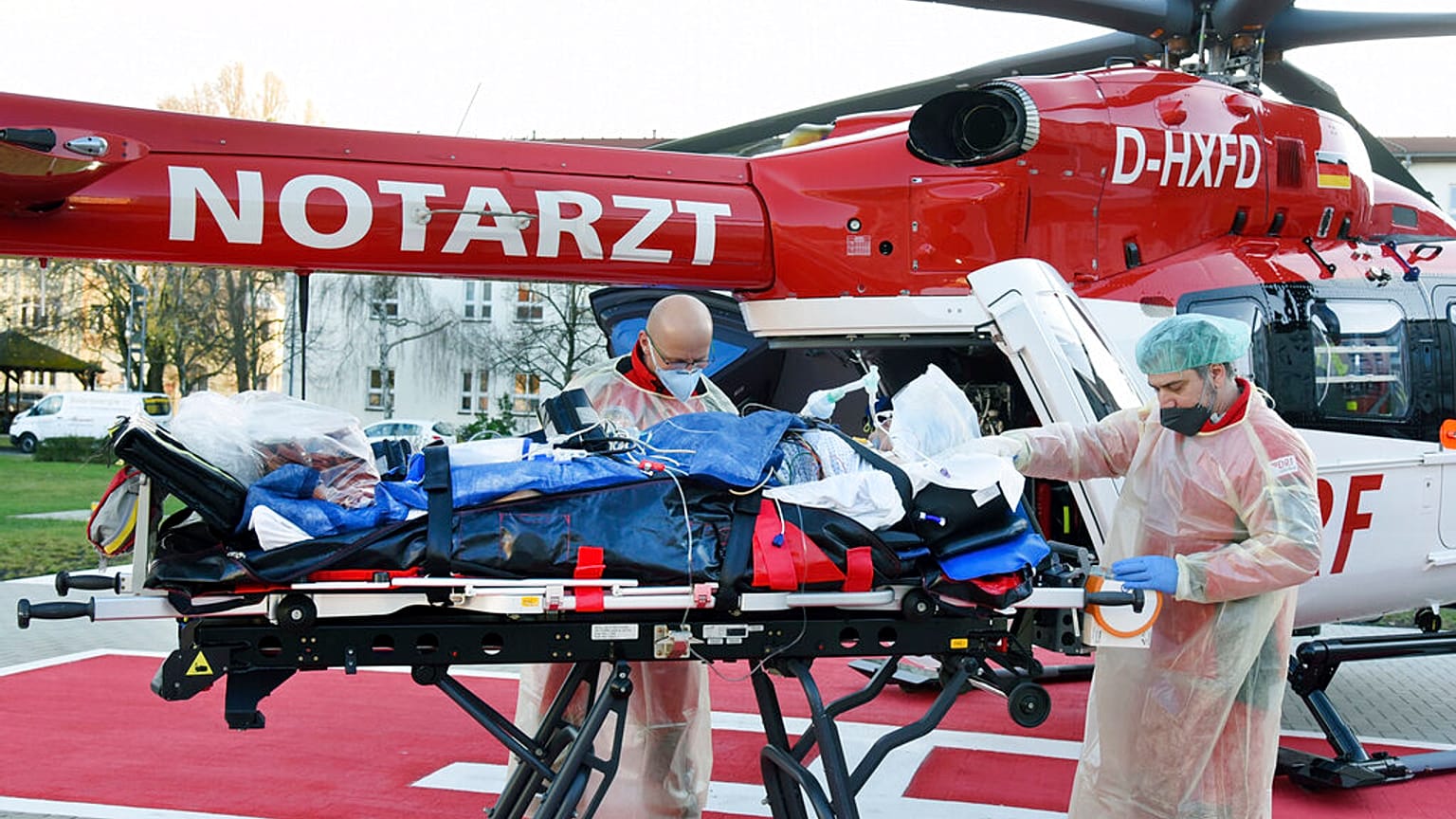 Von der Corona-Intensivstation des Evangelischen Krankenhauses Paul Gerhard Stift wird eine schwangere Frau mit Covid 19 am Freitag, 3. Dezember 2021, verlegt.