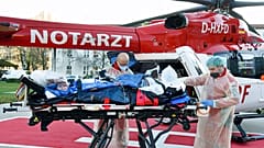 Von der Corona-Intensivstation des Evangelischen Krankenhauses Paul Gerhard Stift wird eine schwangere Frau mit Covid 19 am Freitag, 3. Dezember 2021, verlegt.