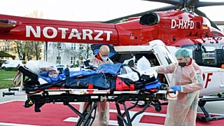 Von der Corona-Intensivstation des Evangelischen Krankenhauses Paul Gerhard Stift wird eine schwangere Frau mit Covid 19 am Freitag, 3. Dezember 2021, verlegt.