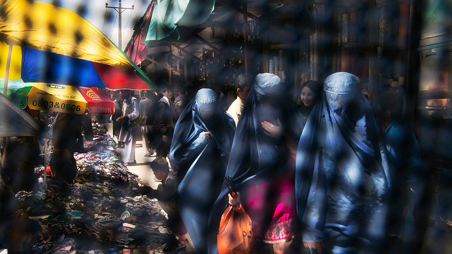 Afgan kadınların giydiği burkanın arkasından çekilen fotoğrafta karşıdan gelen burkalı kadınlar görülüyor