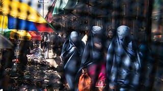 Afgan kadınların giydiği burkanın arkasından çekilen fotoğrafta karşıdan gelen burkalı kadınlar görülüyor