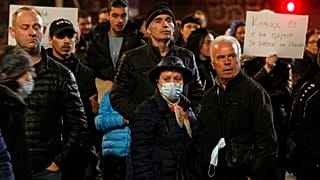Tüntetés a koronavírus-védőoltás kötelezővé tétele ellen Skopjéban, Észak-Macedóniában, 2021. november 20-án