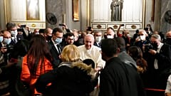 Il papa incontra i migranti nella chiesa della croce santa a Nicosia