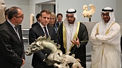 في الصورة مدير متحف اللوفر جان لوك مارتينيز، الرئيس الفرنسي إيمانويل ماكرون، ولي عهد أبوظبي الشيخ محمد بن زايد آل نهيان