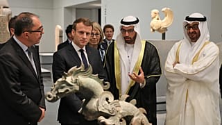 في الصورة مدير متحف اللوفر جان لوك مارتينيز، الرئيس الفرنسي إيمانويل ماكرون، ولي عهد أبوظبي الشيخ محمد بن زايد آل نهيان