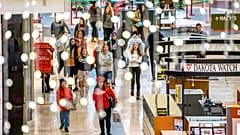 26 novembre 2021: clienti passeggiano nel giorno del black friday in un centro commerciale in Pennsylvania, USA