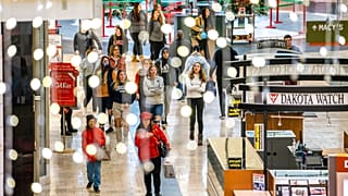 26 novembre 2021: clienti passeggiano nel giorno del black friday in un centro commerciale in Pennsylvania, USA