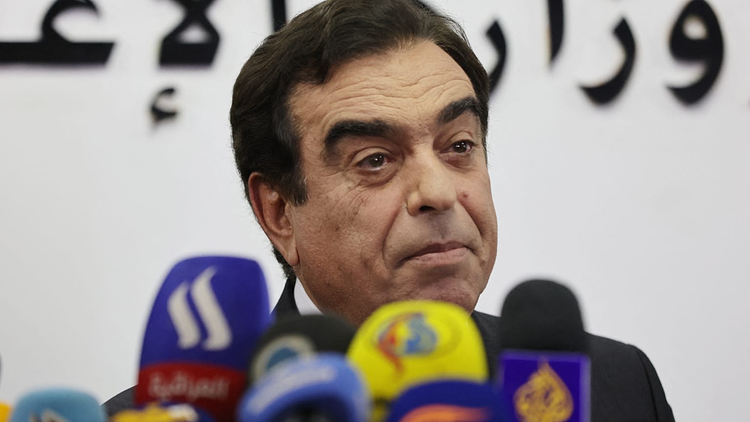 جورج قرداحي يستقيل من منصبه كوزير للإعلام