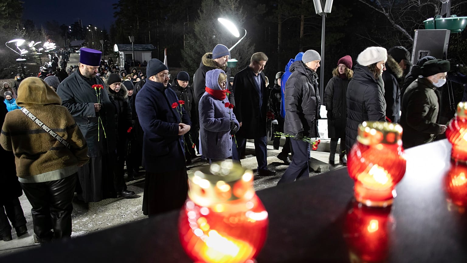 Цветы и свечи у монумента "Память шахтёрам Кузбасса" Эрнста Неизвестного в Кемерово, 9 дней со дня аварии на "Листвяжной", 3 декабря 2021 г.