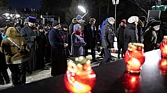 Цветы и свечи у монумента "Память шахтёрам Кузбасса" Эрнста Неизвестного в Кемерово, 9 дней со дня аварии на "Листвяжной", 3 декабря 2021 г.