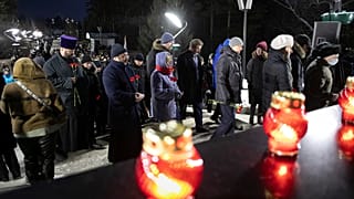 Цветы и свечи у монумента "Память шахтёрам Кузбасса" Эрнста Неизвестного в Кемерово, 9 дней со дня аварии на "Листвяжной", 3 декабря 2021 г.