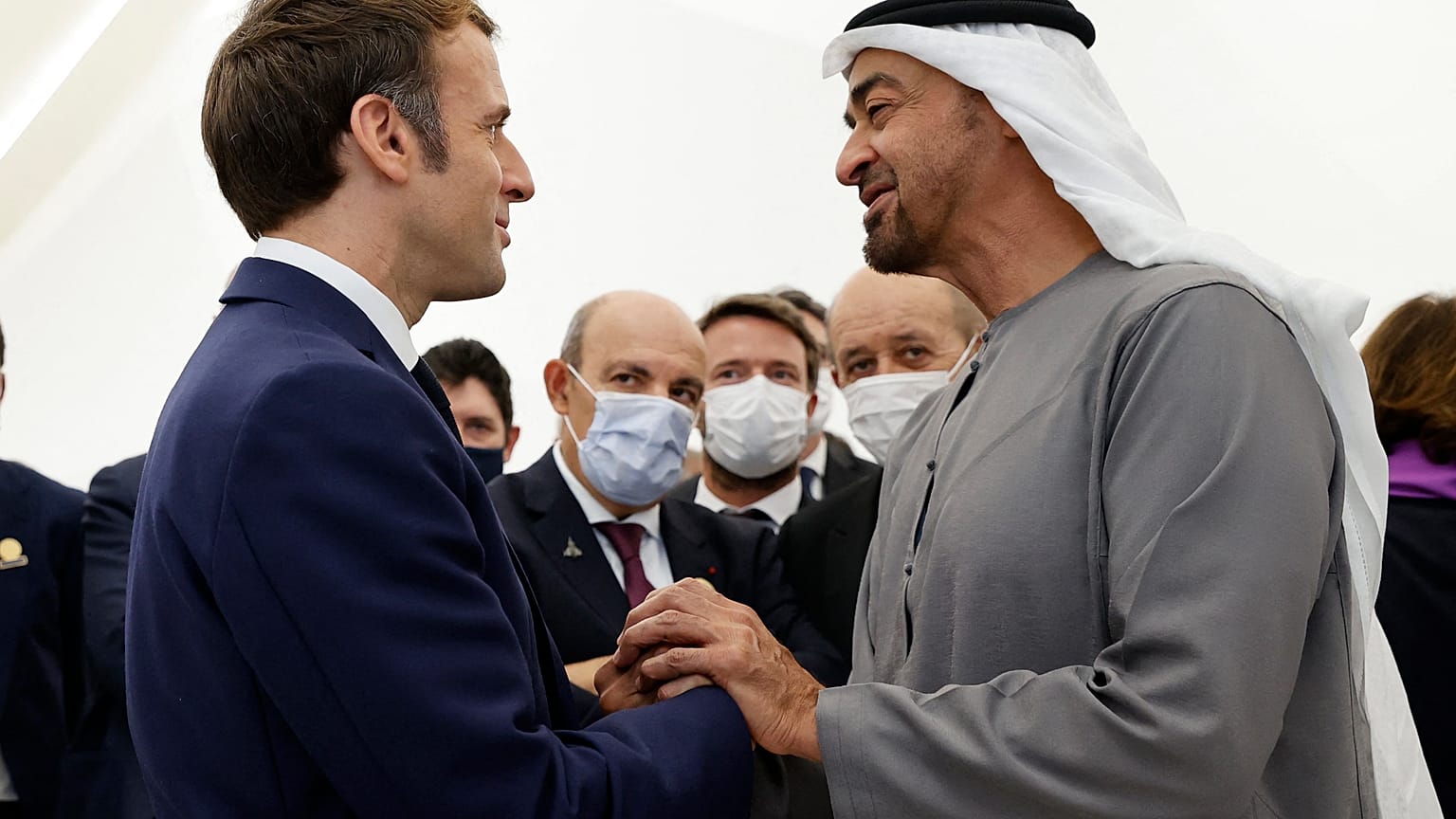 Emmanuel Macron és a dubaji koronaherceg a dubaji Világkiállítás díszpavilonjában 2021 december 3-án