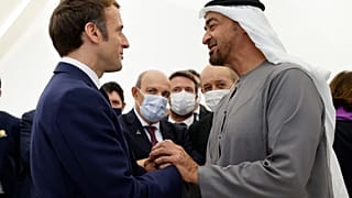 Emmanuel Macron és a dubaji koronaherceg a dubaji Világkiállítás díszpavilonjában 2021 december 3-án