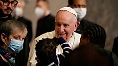 El papa con unos migrantes en la iglesia de la Santa Cruz, en Chipre