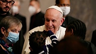 El papa con unos migrantes en la iglesia de la Santa Cruz, en Chipre