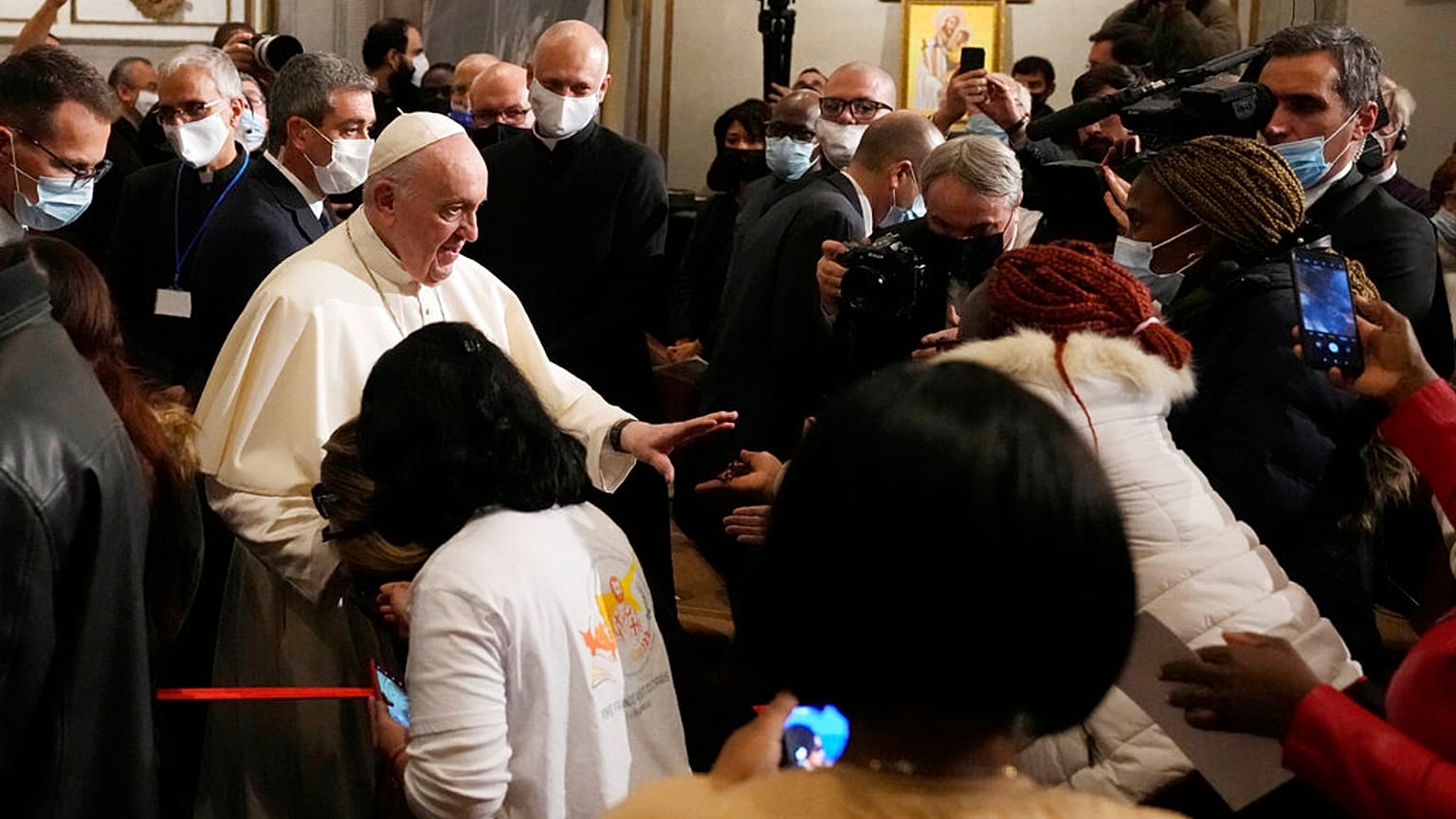 Der Papst beim Treffen mit Migranten in der Heiligkreuzkirche in Nikosia