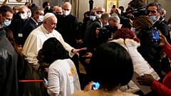 Der Papst beim Treffen mit Migranten in der Heiligkreuzkirche in Nikosia