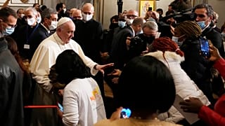 Der Papst beim Treffen mit Migranten in der Heiligkreuzkirche in Nikosia