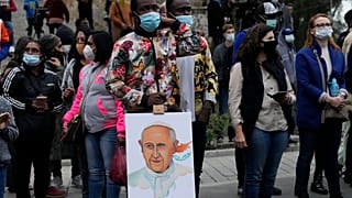 Мигранты ждут папу Франциска у церкви Святого Креста в Никосии, 3 декабря 2021 года