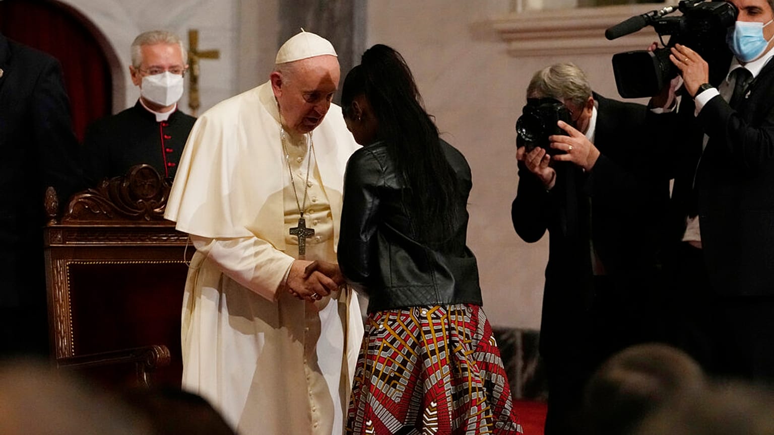 O Papa com Mariamie, migrante da República Democrática do Congo