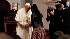 O Papa com Mariamie, migrante da República Democrática do Congo