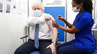Londres veut vacciner tous les adultes d'ici fin janvier, Paris pense à vacciner les enfants