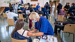 Alunos do secundário, na Noruega, recebem a vacina anticovid