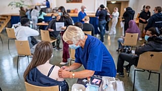 Alunos do secundário, na Noruega, recebem a vacina anticovid