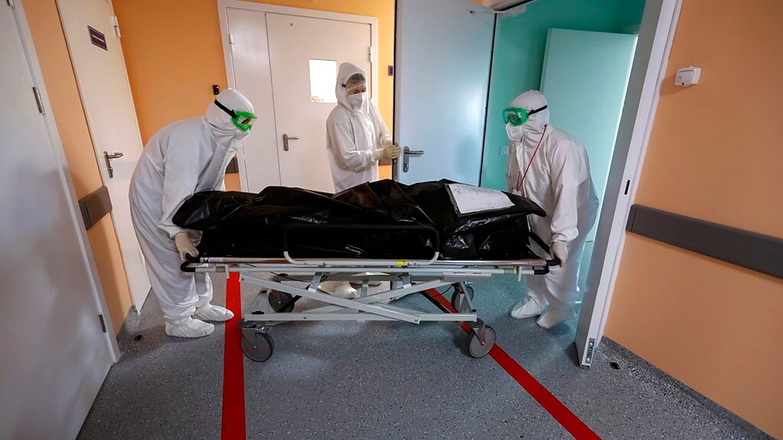 Archive : une personne décédée des suites du Covid-19, transportée à la morgue / hôpital de Kalach-sur-Don (Russie), le 14/11/2021