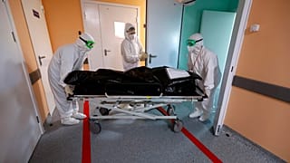 Archive : une personne décédée des suites du Covid-19, transportée à la morgue / hôpital de Kalach-sur-Don (Russie), le 14/11/2021